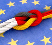 Französisches und deutsches Seil ineinander verwoben mit EU-Flagge im Hintergrund