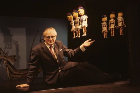 Walter Oehmichen mit Marionetten