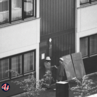 Polizistin verhandelt mit den Attentätern © Bayerische Staatsbibliothek