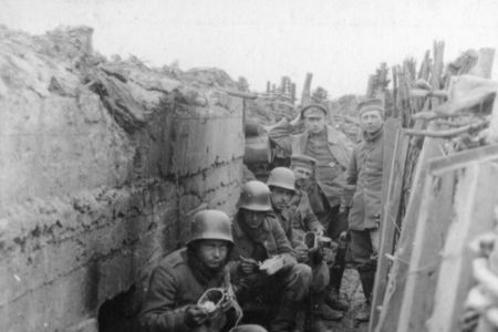 Sechs Soldaten sitzen im Sch&uuml;tzengraben