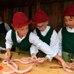Kinder machen Wurst in mittelalterlicher Kleidung © KulturErben