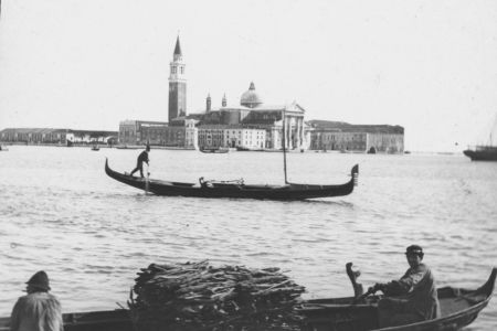 Kleine Schiffchen in Venedig.