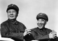 Mao Zedong (links) und Minister Lin Piao