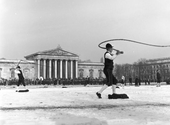 Faschingsschnalzen München Königsplatz um 1955