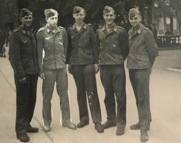 Franz Bartosik 1943 mit seinen Kameraden in der Ausbildung zum Fallschirmjäger