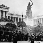 Foto der Theresienwiese in München  mit Protestanten 1918 © Bayerische Staatsbibliothek