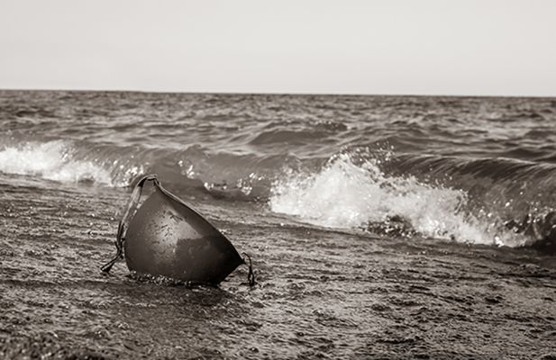 Foto eines Soldatenhelmes, der an den Strand gespült wurde © Adobe Stock