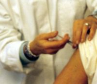 Impfspritze im Arm des Patienten