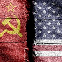 Sowjetunion-Flagge und US-Flagge gegenüber gestellt