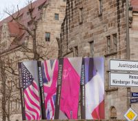 Flaggen der vier Besatzungsmächte als Erinnerung in Nürnberg