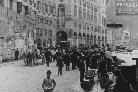 Menschen in der Innenstadt von Genua
