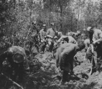 Deutsche Soldaten heben einen Schützengraben in Frankreich aus.