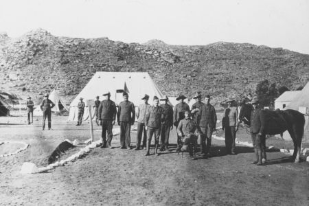 Gruppe von Menschen aus der Kolonialmacht.