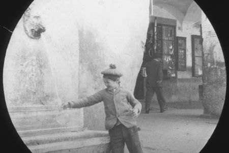Kind in Genua füllt sein Wasserglas auf.