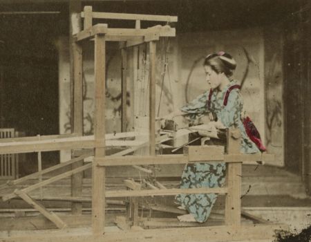 Frau am Webstuhl in Yokohama 1880
