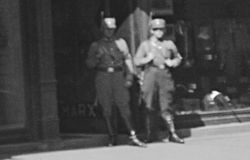 Nazi-Soldaten vor einem Geschäft