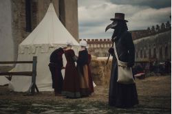 Bild eines Pestarztes mit Schnabelmaske in einer mittelalterlichen Stadt