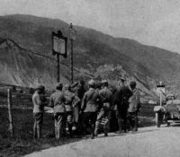 Militärs blicken in die Alpen in Österreich