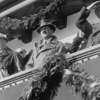 Hitler auf einem Balkon