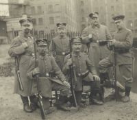 Gruppe von Soldaten posiert vor der Kamera