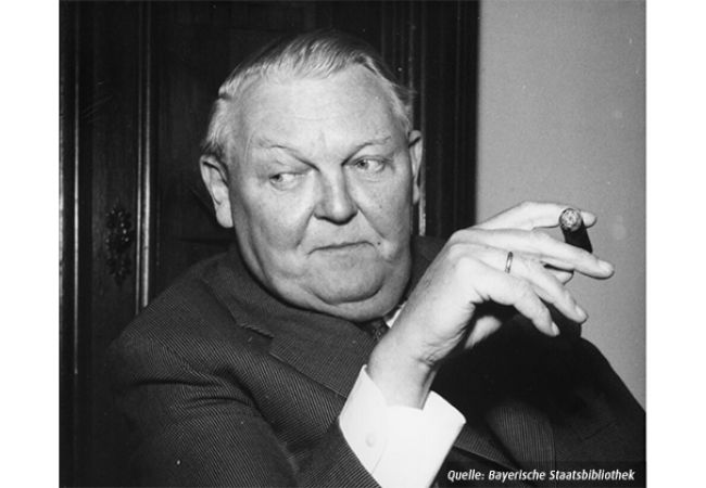 Ludwig Erhard im Anzug mit Zigarre