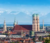 Bild von der Frauenkirche München vor den Alpen