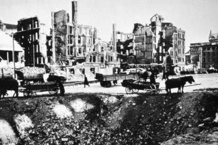 Bombenkrater Nähe Hauptbahnhof