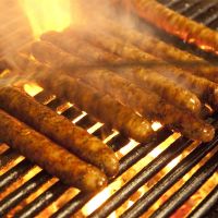Rostbratwürste auf dem Grill