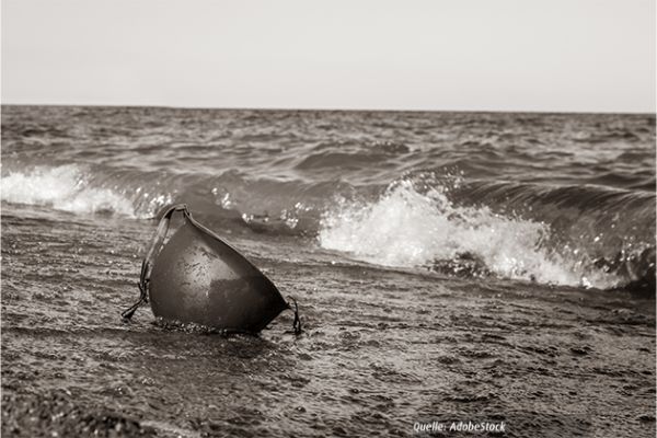 Zweiter Weltkrieg: Foto von einem Soldat am Wasser dahinter ein Flugzeug im Wald