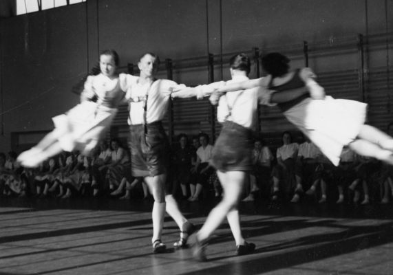 Bayern in Dirndl und Lederhosen beim Tanzen