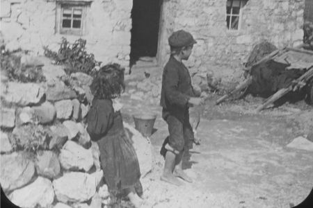 Kinder vor Steinhaus.