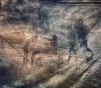 Erinnerungsbild an die Vernichtungslager. Stacheldraht und Sillouetten von Häftlingen zu sehen.