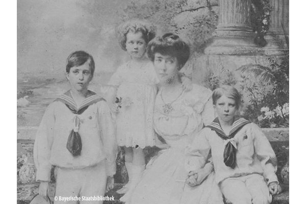 Foto von Elisabeth Gabriele mit ihren Kindern