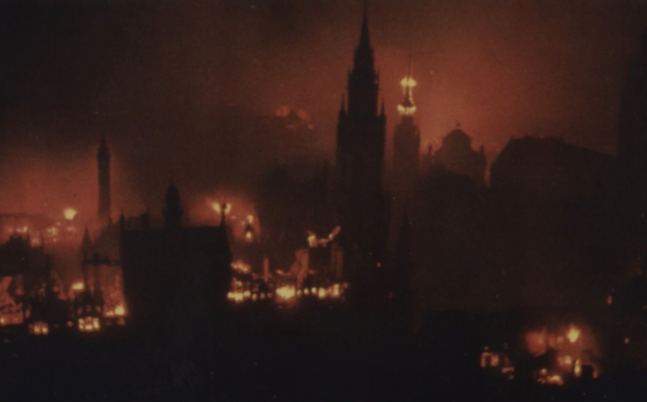 Münchner Innenstadt brennt nach einem Luftangriff