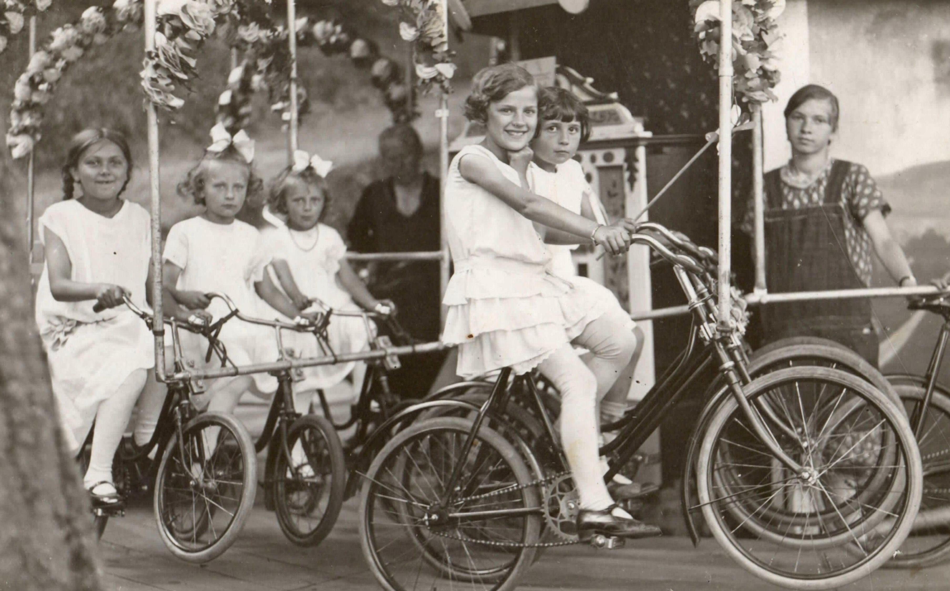 Kinderkarussell um 1920