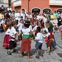 Kinder tanzen Hand in Hand im Kreis