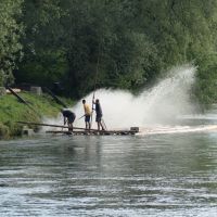 Holz wird zu Wasser gelassen und lässt das Wasser dabei hochspritzen