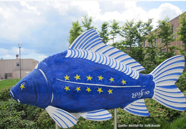 Fischstatue in der blauen EU-Farbe mit den gelben Sternen.