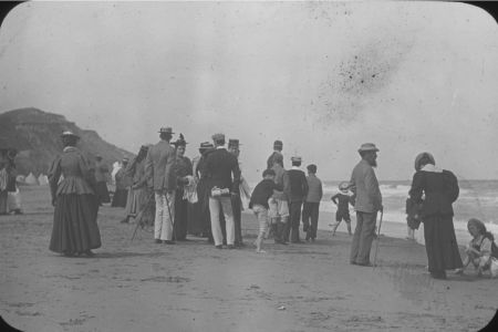 Gruppe von Menschen am Strand.