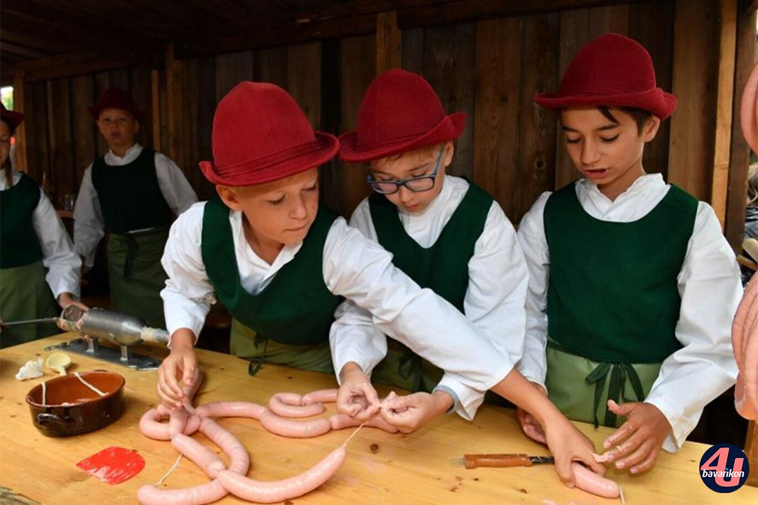 Kinder machen Wurst in mittelalterlicher Kleidung © KulturErben