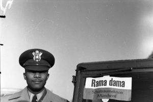 GI neben einem Truck mit dem Schild "Rama dama" © Bayerische Staatsbibliothek