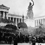 Foto der Theresienwiese in München  mit Protestanten 1918 © Bayerische Staatsbibliothek