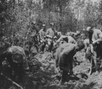 Deutsche Soldaten heben einen Schützengraben in Frankreich aus.