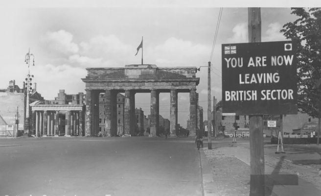 Brandenburger Tor mit dem Hinweis, dass der britische Sektor nun verlassen wird © Bildarchiv der Bayerischen Staatsbibliothek