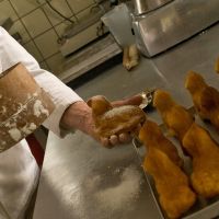 Osterlamm wird mit Puderzucker bestäubt