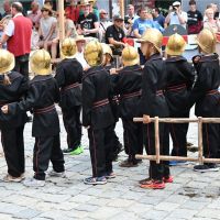 Kinder der Feuerwehr halten eine Leiter