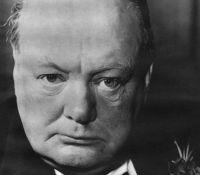 Winston Churchill mit ernster Miene in die Kamera blickend. © Bayerische Staatsbibliothek