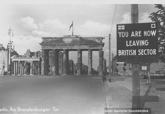 Foto vom Brandenburger Tor und einem Hinweisschild über das Verlassen des britischen Sektors