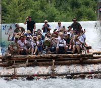 Ein bemanntes Floß rutscht die Isar entlang. © KulturErben