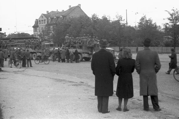 Befreiung Münchens: Einwohner beobachten die US-Armee bei der größtenteils friedlichen Einnahme der Stadt